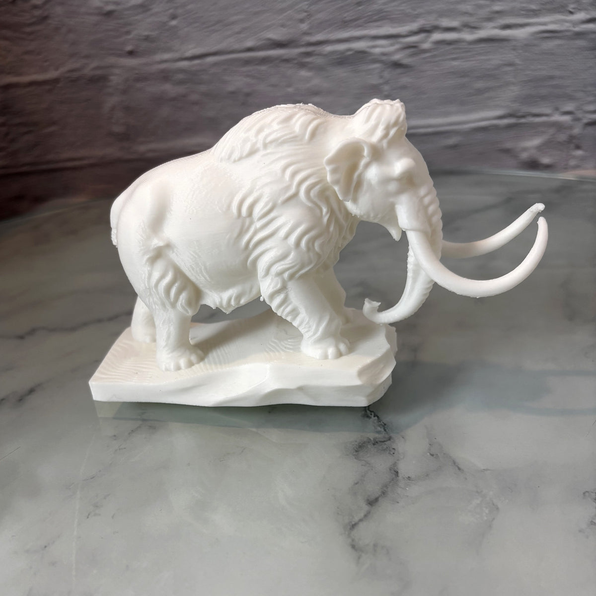 Mammouth sur socle imprimé en 3D — Fil-O-Forme, vue 1