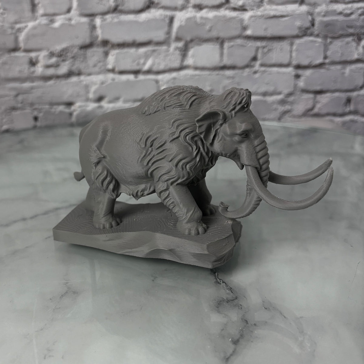 Mammouth sur socle imprimé en 3D — Fil-O-Forme, vue 2