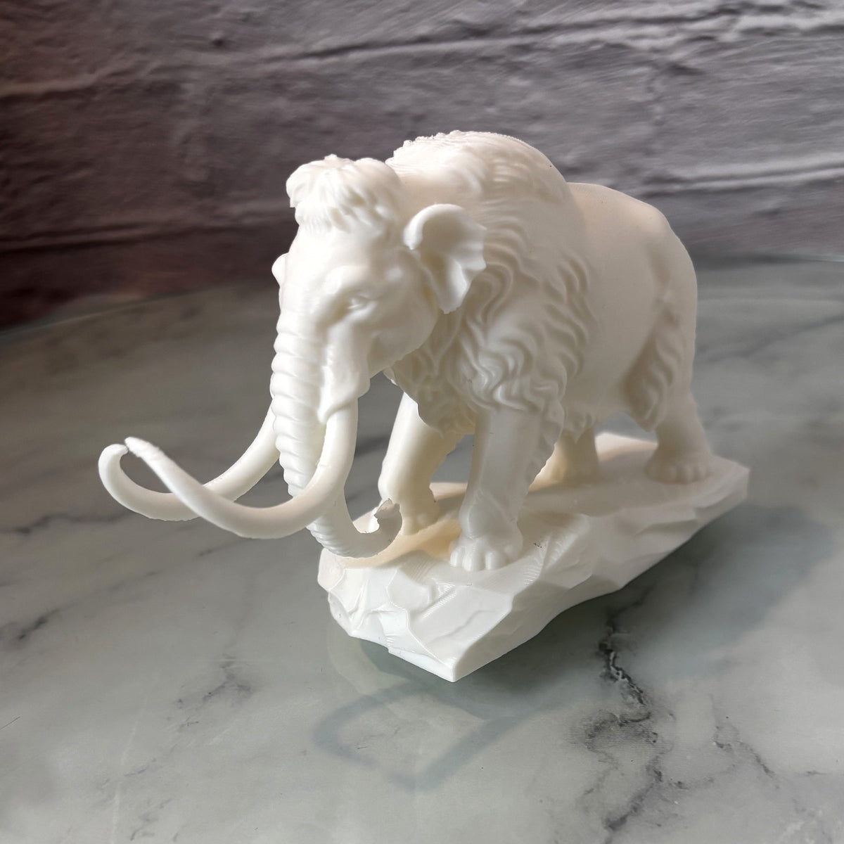 Mammouth sur socle imprimé en 3D — Fil-O-Forme, vue 3