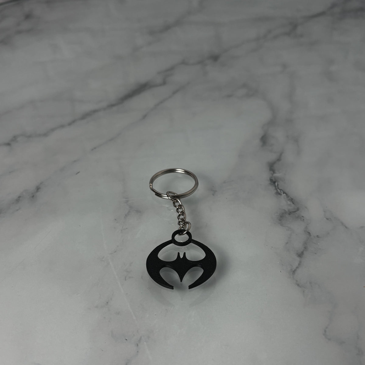 Porte-clés logo super-héros imprimé en 3D — Fil-O-Forme, vue 2