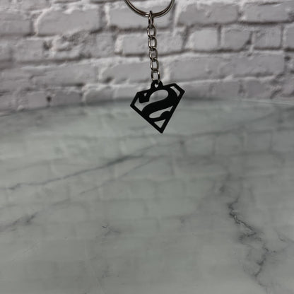 Porte-clés logo super-héros imprimé en 3D — Fil-O-Forme, vue 3