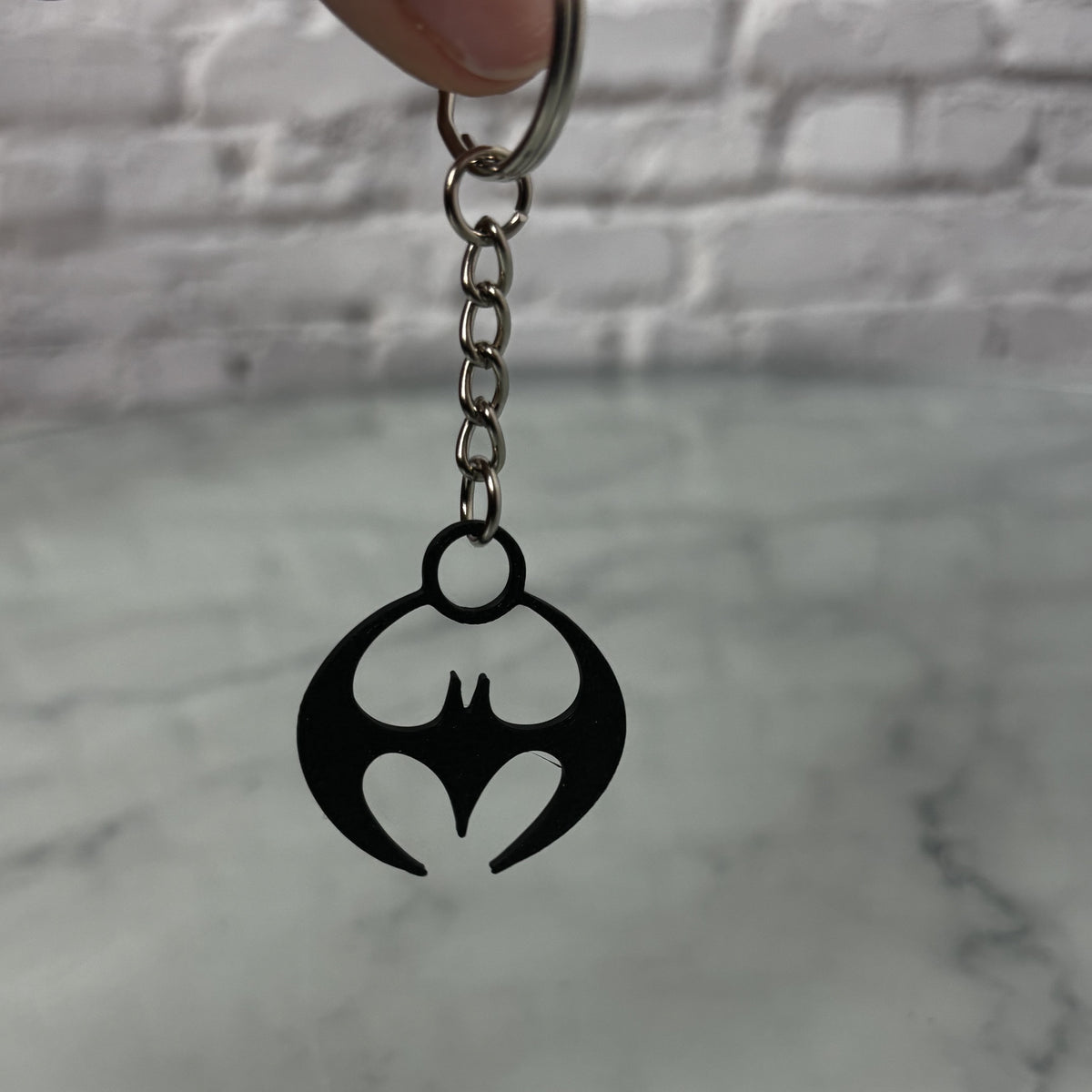 Porte-clés logo super-héros imprimé en 3D — Fil-O-Forme, vue 4